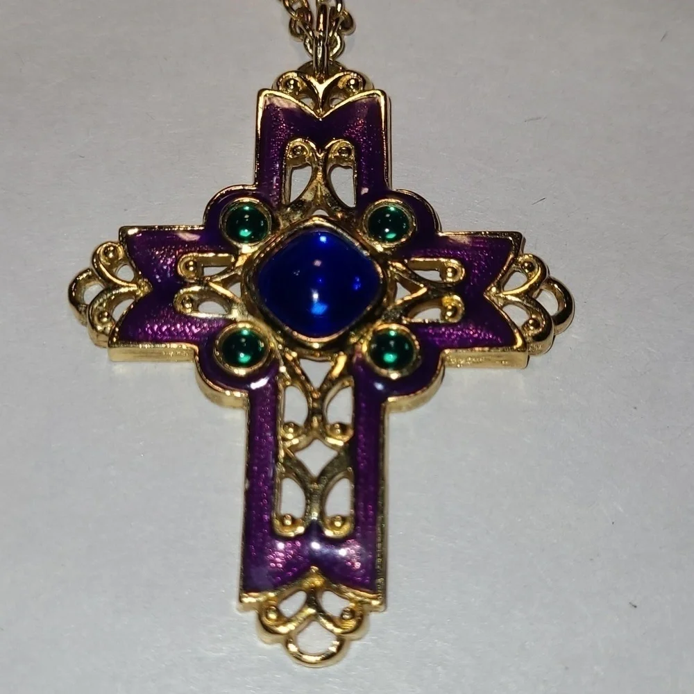 Women's Avon Cross with Chain NWOT